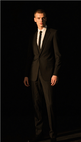 欧美年轻帅气黑色西装帅哥图片